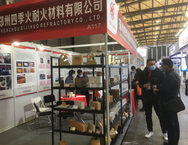 客戶詢問(wèn)耐材產(chǎn)品，郭經(jīng)理跟客戶溝通具體的工況