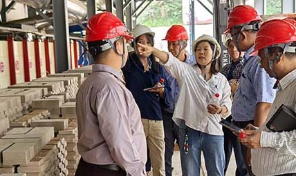 國(guó)外客戶參觀我廠-123米隧道窯耐火磚車間