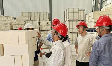 國(guó)外客戶參觀我廠耐火磚倉(cāng)庫(kù)
